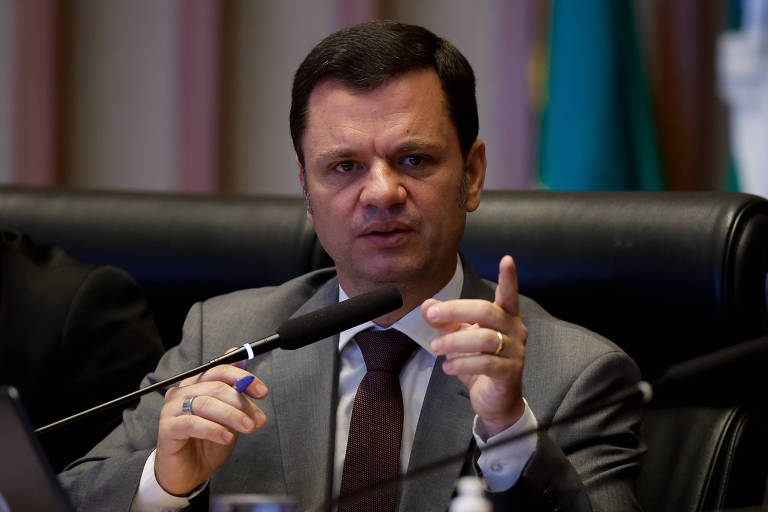 A primeira versão física da minuta foi encontrada em 10 de janeiro de 2023, em operação de busca e apreensão contra Anderson Torres (foto); tinha três páginas e previa a instauração de estado de defesa na sede do TSE e a reversão do resultado eleitoral