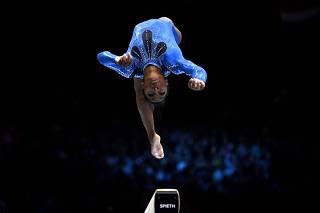 Rebeca Andrade supera Simone Biles e conquista o ouro no salto no Mundial  de Ginástica Artística - Jogada - Diário do Nordeste