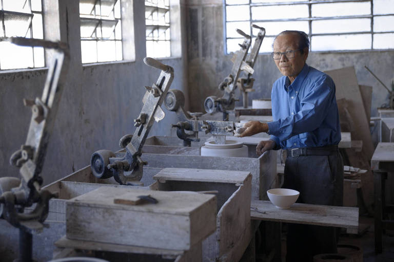 Aos 89 anos, imigrante japonês mantém viva técnica tradicional de porcelana