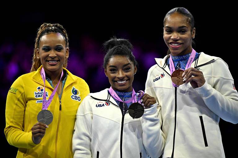(Da esq. para a direita) Rebeca Andrade, Simone Biles e Shilese Jones, que formaram o primeiro pódio apenas com mulheres negras em um mundial de ginástica artística
