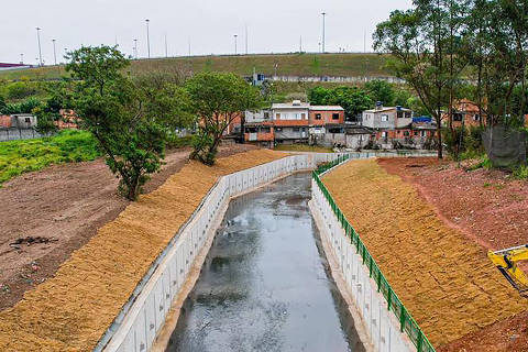 Córrego Rio Verde, em Itaquera, zona leste da cidade, que passou por obras de contenção de riscos