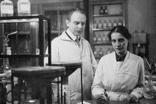 Dr. Lise Meitner and Otto Hahn in a Berlin laboratory in 1909. (via The New York Times)