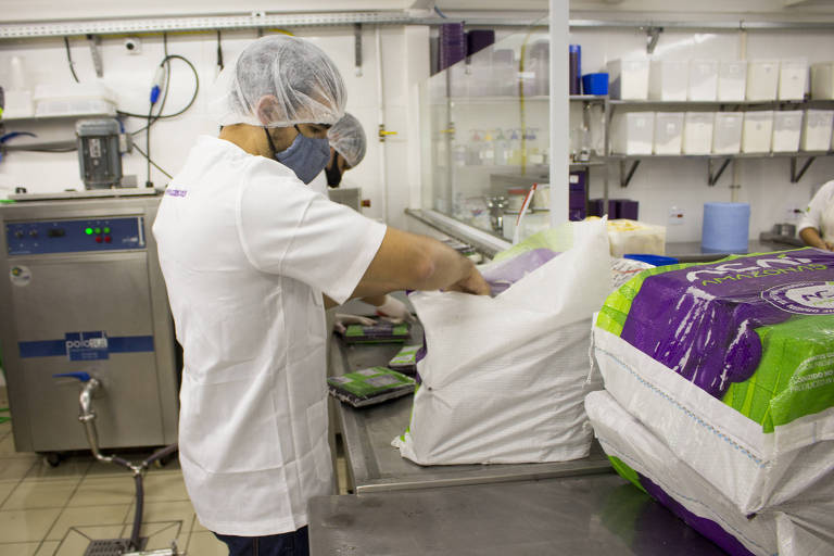 Funcionário em linha de produção da Açaí Town, em Tatuí (SP), que exporta sorvete de açaí para 20 países