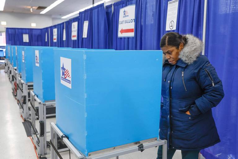 Mulher vota em Chicago em eleição para prefeito da cidade, em fevereiro