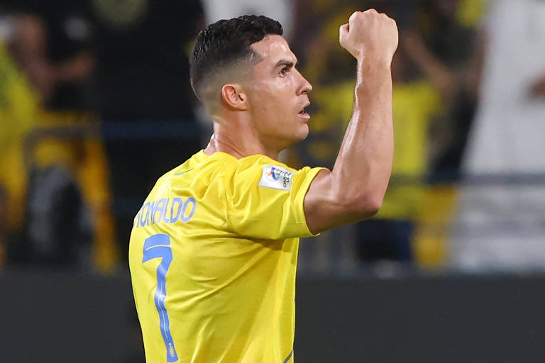 Com o braço direito erguido e usando camisa amarela, o português Cristiano Ronaldo festeja gol pelo Al Nassr na Liga dos Campeões da Ásia