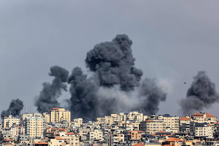 Fumaça na cidade de Gaza após um ataque aéreo israelense neste sábado (7)
