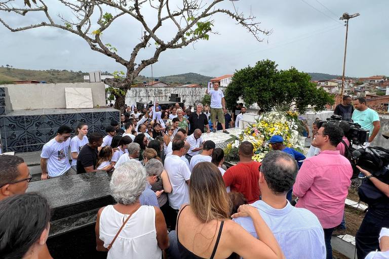 'Vamos ser fortes para seguir o legado', diz mãe em enterro de médico na Bahia