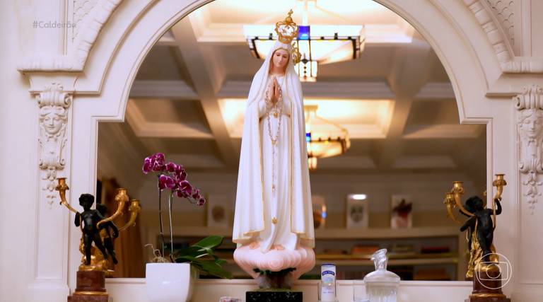 Casa de Ana Maria tem imagem de Nossa Senhora de Fátima na sala e cozinha americana; veja fotos