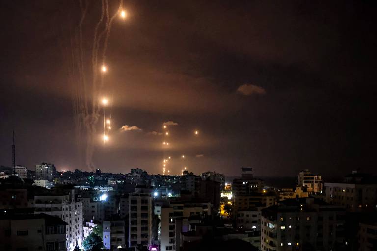 Sistema de defesa israelense Iron Dome (domo de ferro) tenta interceptar mísseis disparados da Faixa de Gaza
