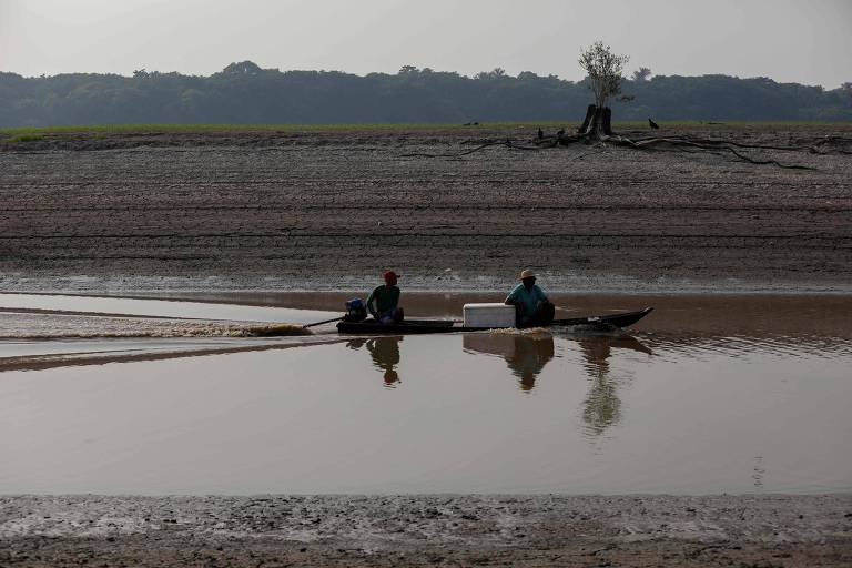 Seca na amazônia transforma lago de vila flutuante em lama