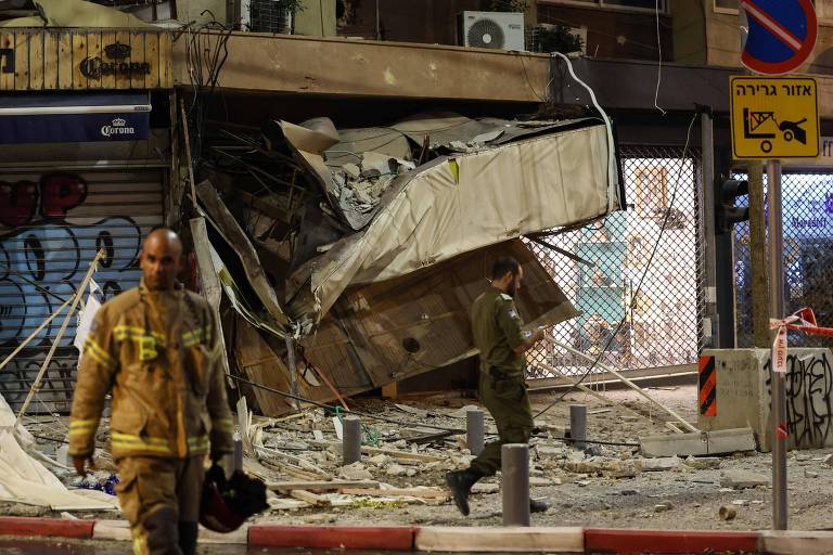 Equipe de resgate trabalha em Tel Aviv, capital de Israel, após ataque do grupo militante islâmico Hamas