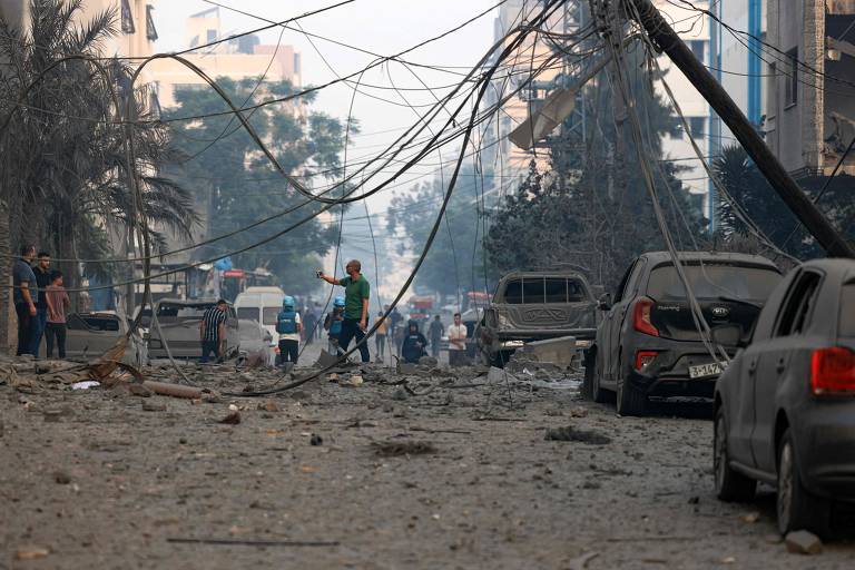 Moradores verificam danos após ataques aéreos israelenses na cidade de Gaza em 8 de outubro