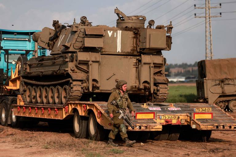 Tropas israelenses descarregam artilharia de 155 mm em local não revelado na fronteira com a Faixa de Gaza