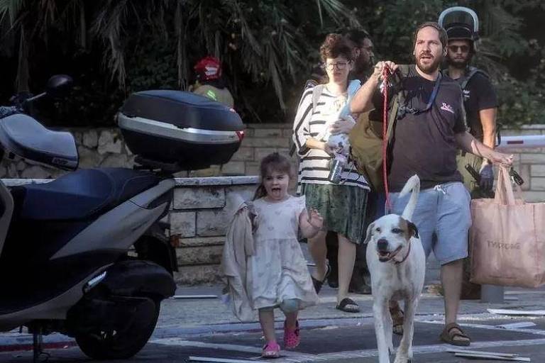 Família abandona casa e anda na rua com criança pequena e cachorro em coleira