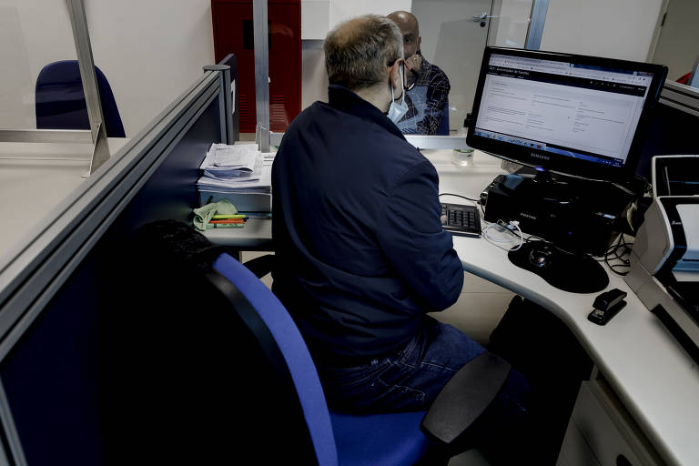 Idade mínima: a idade mínima para mulheres começou com 60 anos em 2019 e subiu seis meses por ano até atingir 62 anos em 2023. Para homens, foi mantida em 65 anos. O tempo de contribuição é de ao menos 15 anos. Na foto, servidor do INSS faz atendimento a segurado em agência na capital paulista