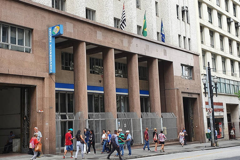 Idade progressiva: é preciso ter tempo de contribuição (35 anos para homens e 30 anos para mulheres) e a idade mínima sobe seis meses por ano. Começou com 61 anos para homens (limite é de 65 anos, que ocorrerá em 2027) e 58 anos para mulheres (limite é de 62 anos, que ocorrerá em 2031). Na foto, pessoas caminham em frente à agência da rua Xavier de Toledo, na região central da capital paulista