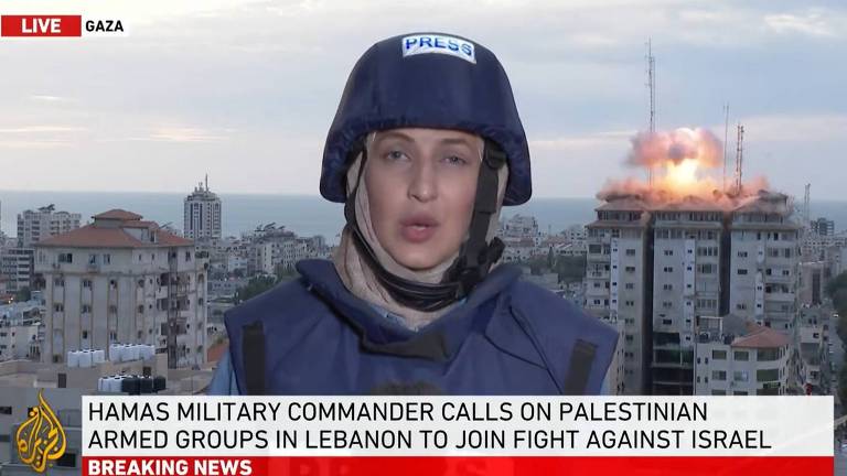 No canal Al Jazeera, do Qatar, a repórter Youmna El Sayed fala ao vivo quando bombardeio atinge a Torre Palestina, em Gaza