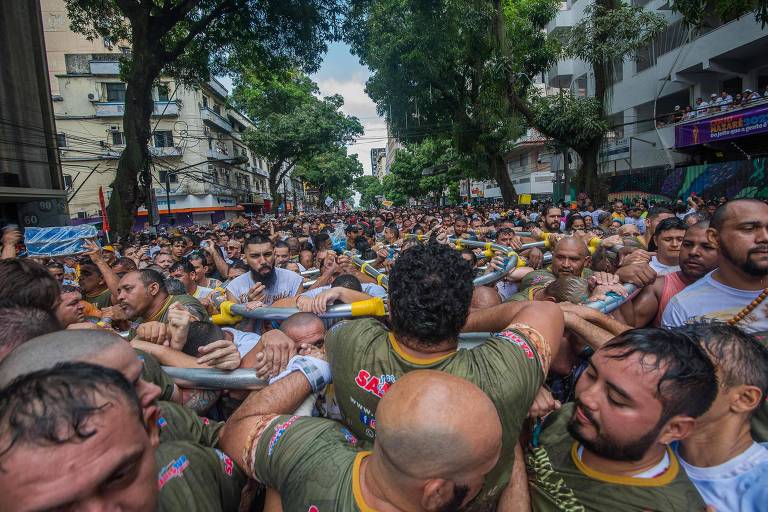 Procissão do Círio de Nazaré arrasta multidão pelas ruas de Belém (PA)