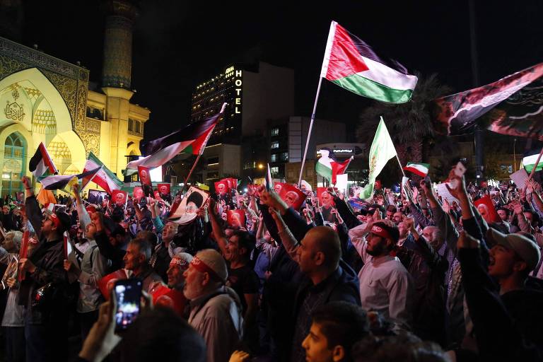 Imagem mostra concentração de iranianos que se reuniram para apoiar o ataque do Hamas contra Israel. É possível ver bandeiras da Palestina e do Irã