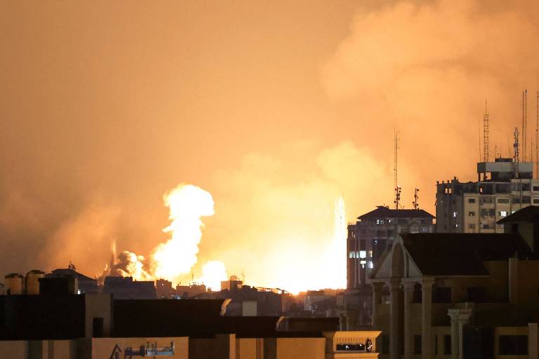 Na imagem, é possível ver labaredas de foto subindo sobre prédios da cidade de Gaza, além de fumaça, durante ataque aéreo de Israel