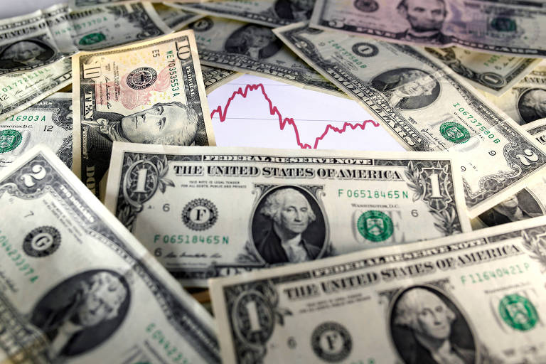 Dólar cai para R$ 4,93 após China mudar compulsório