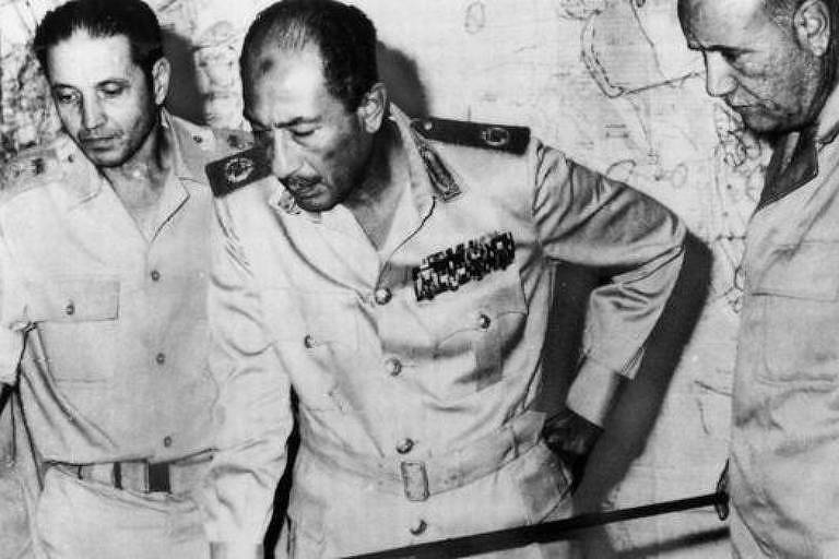 O governo do presidente egípcio Anwar al-Sadat (centro) passou anos preparando detalhadamente a ofensiva contra Israel