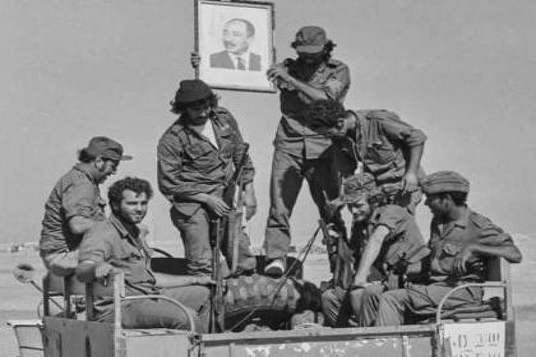 Soldados egípcios carregando um retrato de Anwar al-Sadat; para as forças egípcias, os primeiros dias de guerra foram coroados de sucesso