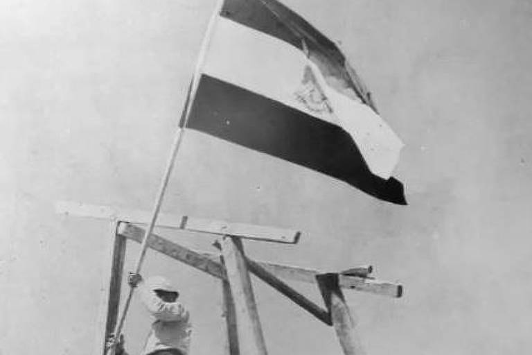 Poucas horas depois do início da ofensiva, a bandeira egípcia já tremulava na península do Sinai
