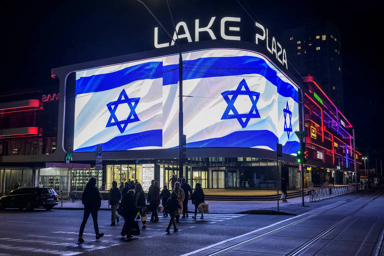 Bandeiras israelenses no telão de shopping de Kiev, em apoio a Tel Aviv na guerra