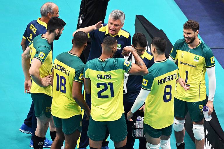 Renan Dal Zotto conversa com jogadores da seleção masculina de vôlei do Brasil durante pré-olímpico no Rio de Janeiro 