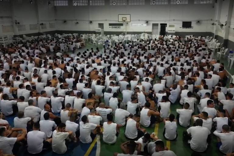 Presos sentam em galpão de penitenciária durante operação em Bangu 3 e Bangu 4, no Rio de Janeiro