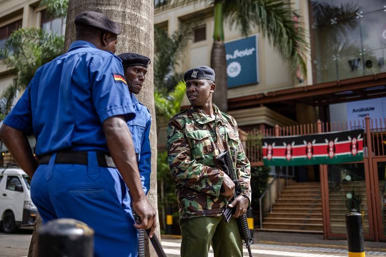 Policiais no Quênia monitoram área perto do shopping Westgate, em Nairóbi, local onde terroristas do grupo extremista islâmico Al-Shabab mataram mais de 60 pessoas em 2013