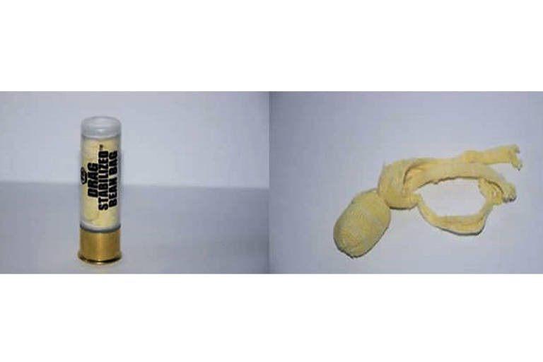 Imagem ilustrativa mostra uma bean bag dentro de uma cápsula antes de ser colocada em espingarda calibre 12 e uma outra fora da caixa plástica