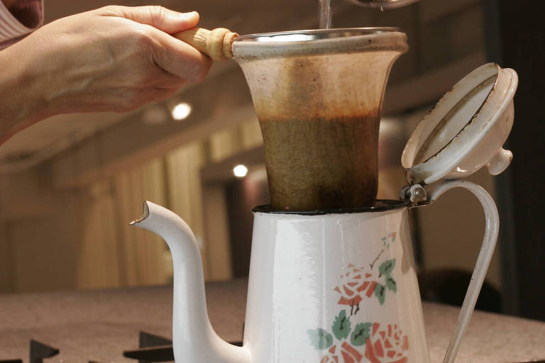 Queridinho dos brasileiros, coador de pano tende a produzir café inferior