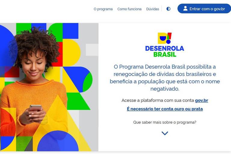 Mulher preta com celular na mão, usa blusa amarela e está sobre fundo com as cores da bandeira do Brasil desenvolvido pelo governo Lula