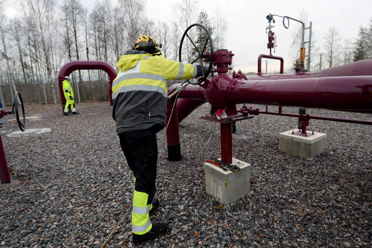 Operador em estação de compressão do gasoduto Balticconector em Inkoo, na Finlândia

