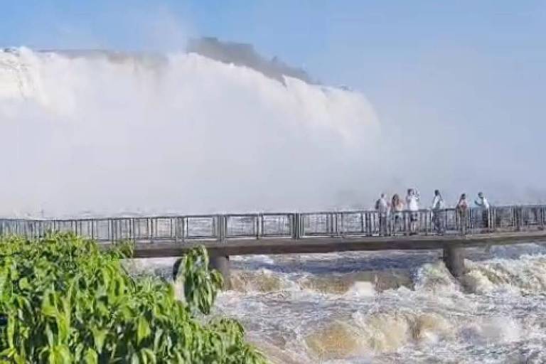 Vazão nas Cataratas do Iguaçu aumenta 5 vezes após chuvas intensas