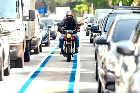 Motociclistas trafegam pela Faixa Azul da avenida Tiradentes, outra via de São Paulo em que o sistema foi adotado, um projeto-piloto da Prefeitura de São Paulo 