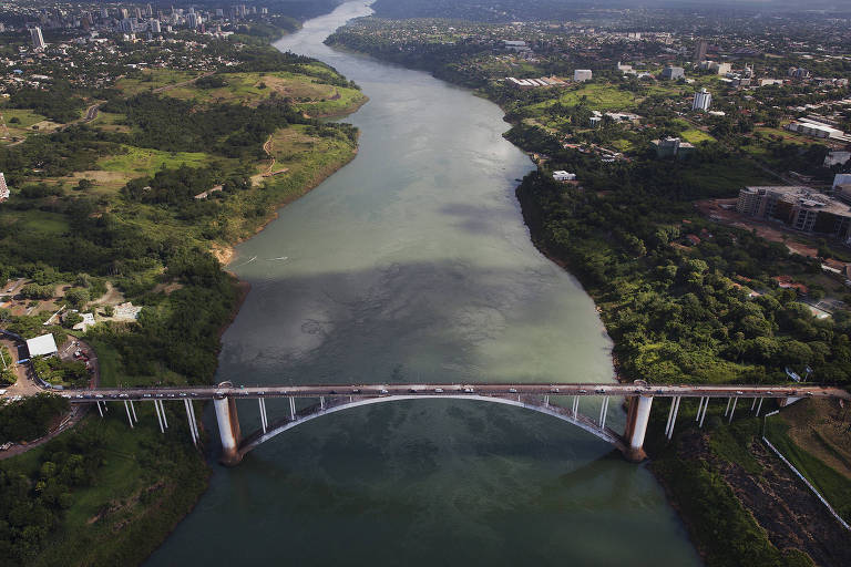 Ponte da Amizade, que liga Foz do Iguaçu, no Paraná, a Ciudad del Leste, no Paraguai