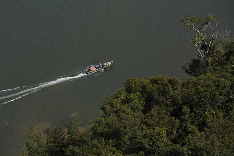 Barco transporta cigarro paraguaio pelo rio Paraná; fiscalização atua por terra e água para coibir contrabando ORG XMIT: AGEN1502182326331408