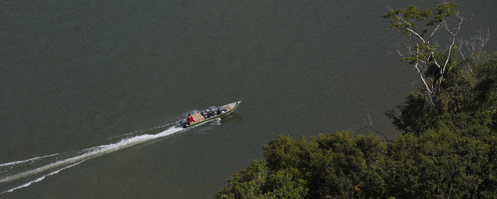 Barco transporta cigarro paraguaio pelo rio Paraná; fiscalização atua por terra e água para coibir contrabando