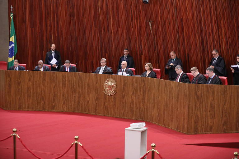 Defesa de Bolsonaro fala em 'rito anômalo' em 1º dia de julgamento no TSE
