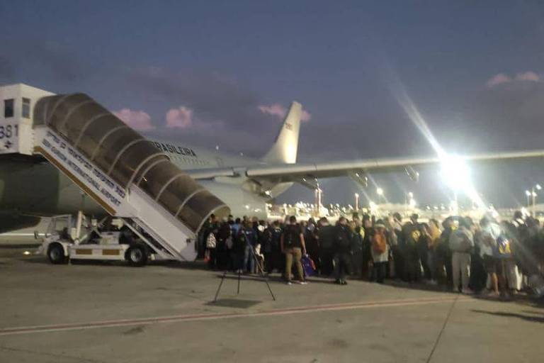 Brasileiros embarcam no 1º voo da FAB para deixar Israel