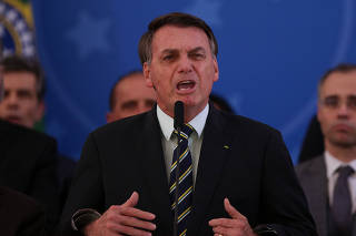 Bolsonaro, diante de ministros e aliados, após pronunciamento em Brasília