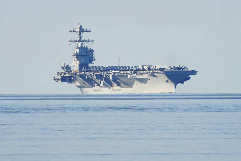 O porta-aviões de propulsão nuclear americano USS Gerald Ford, o primeiro de sua nova classe, na Noruega