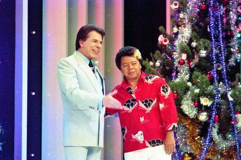 06-11-1988 -  O apresentador Silvio Santos e o assistente de palco Roque durante o programa 