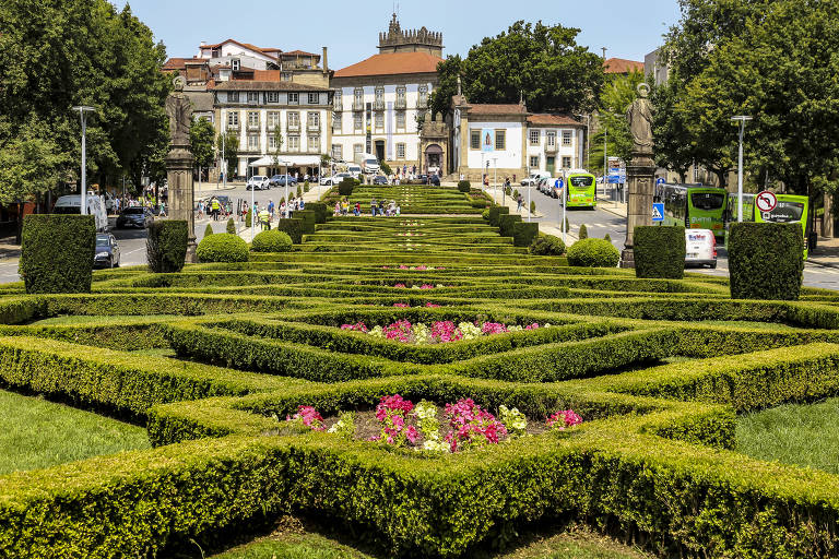 Largo República do Brasil na cidade de Guimarães, em Portugal