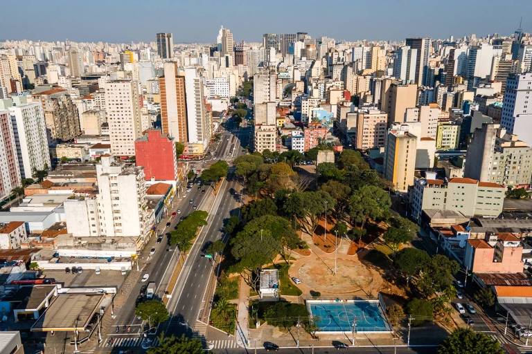 .Vista aérea da praça Princesa Isabel, próximo ao trecho do centro de São Paulo. A imagem mostra uma série de pre´dios durante um dia ensolarado   