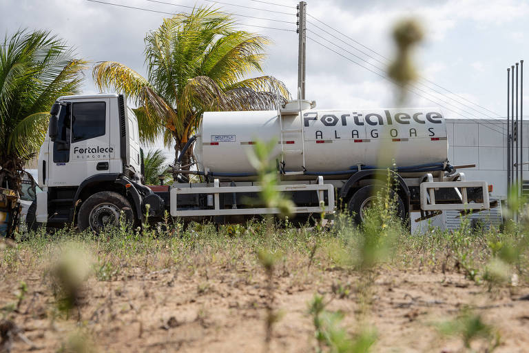 Caminhão-pipa entregue a povoado de Mata Grande (AL) estacionado em posto de gasolina
