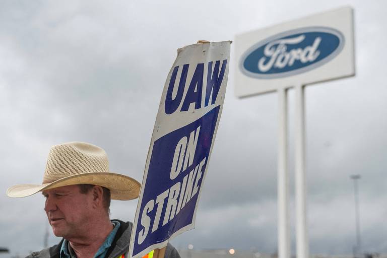Trabalhadores de sindicato dos EUA entram em greve na maior fábrica da Ford